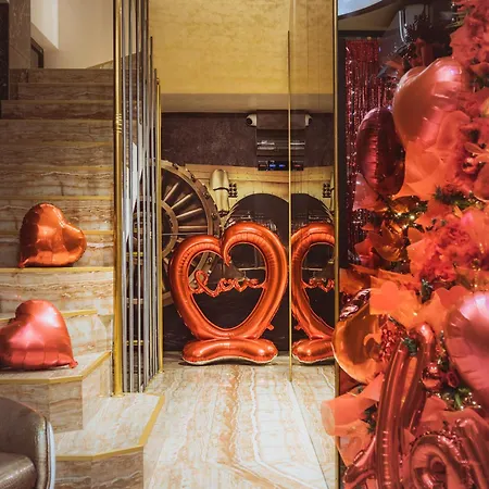 Hidden Bank: First Million 公寓 *